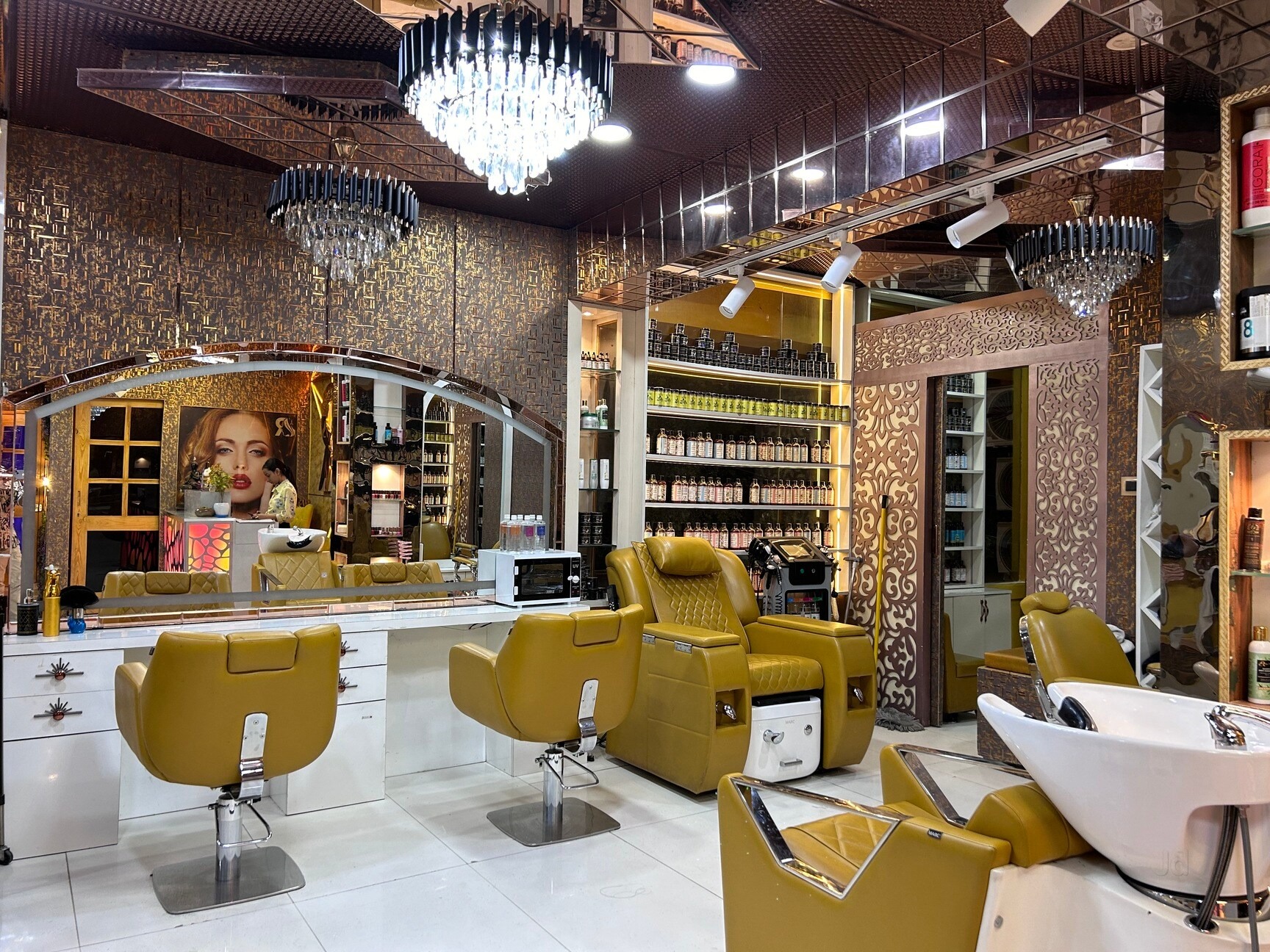 Re Nu Me Salon Interior